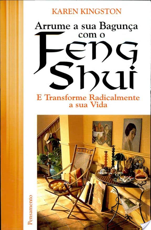 Capa do livro em português intitulado “Arrume a sua Bagunça com o Feng Shui” de Karen Kingston. O ambiente aconchegante e arrumado da capa reflete organização, com cadeira, mesa, plantas e arte na parede.