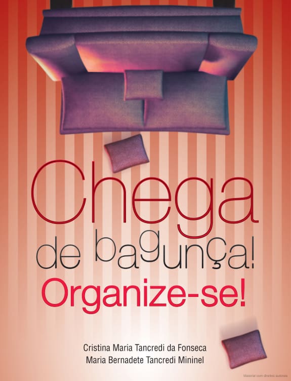 Uma vista aérea de um sofá roxo e almofadas espalhadas sobre um piso listrado de vermelho, com um texto grande em português dizendo "Chega de bagunça! Organize-se! Organização" em destaque, com os nomes de dois autores abaixo.