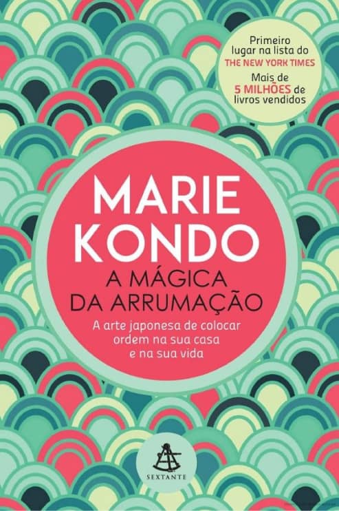 Capa do livro A Mágica da Arrumação de Marie Kondo, com padrão colorido de círculos sobrepostos em verde, rosa e branco. O título aparece em um círculo vermelho com bolhas de texto douradas celebrando seu sucesso em organização.