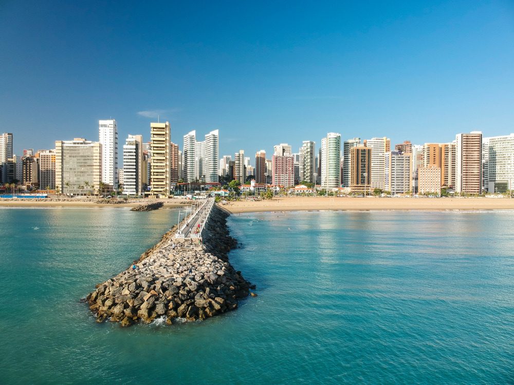 Foto que ilustra matéria sobre morar em Fortaleza mostra a praia de Iracema de um ângulo visto do mar.
