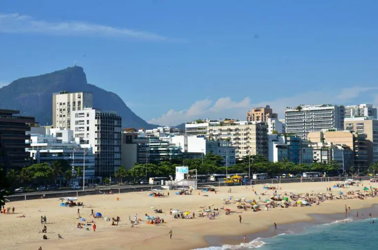 Imagem da Praia do Leblon com o Corcovado e o Cristo Redentor ao fundo para ilustrar matéria sobre bairros bons do Rio de Janeiro (Foto: Alexandre Macieira | Riotur)