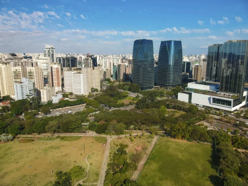 Imagem da vista aérea de Itaim Bibi mostra o Parque do Povo, vegetação e prédios ao redor para ilustrar matéria sobre os bairros de São Paulo para morar