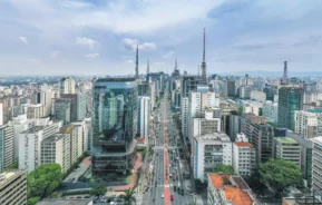 Imagem aérea da Avenida Paulista cercada de prédios para ilustrar matéria sobre os bairros mais seguros de SP