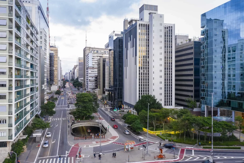 Imagem de prédios e avenidas na Avenida Paulista, bem perto do bairro Consolação, em São Paulo
