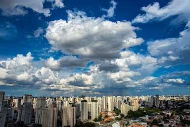 Imagem do horizonte de São Paulo mostra o bairro Paraíso em um dia de céu azul