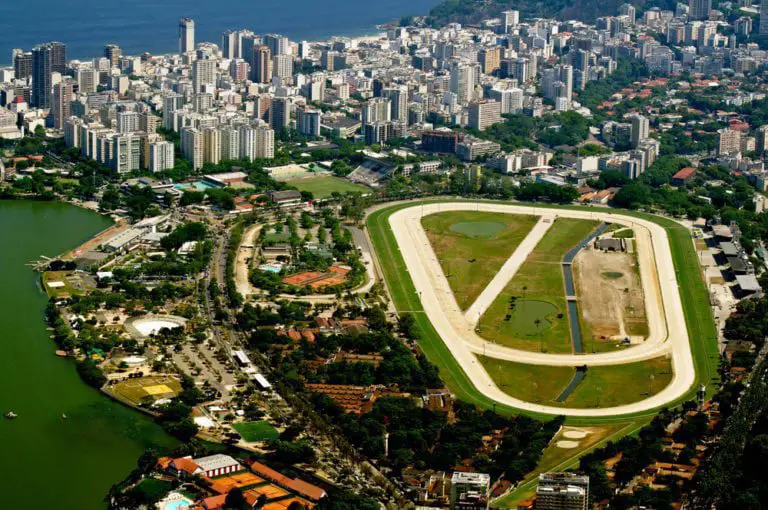 Imagem da vista aérea da Pista do Jockey Club Brasileiro, no Rio de Janeiro, para ilustrar matéria sobre os melhores bairros do RJ