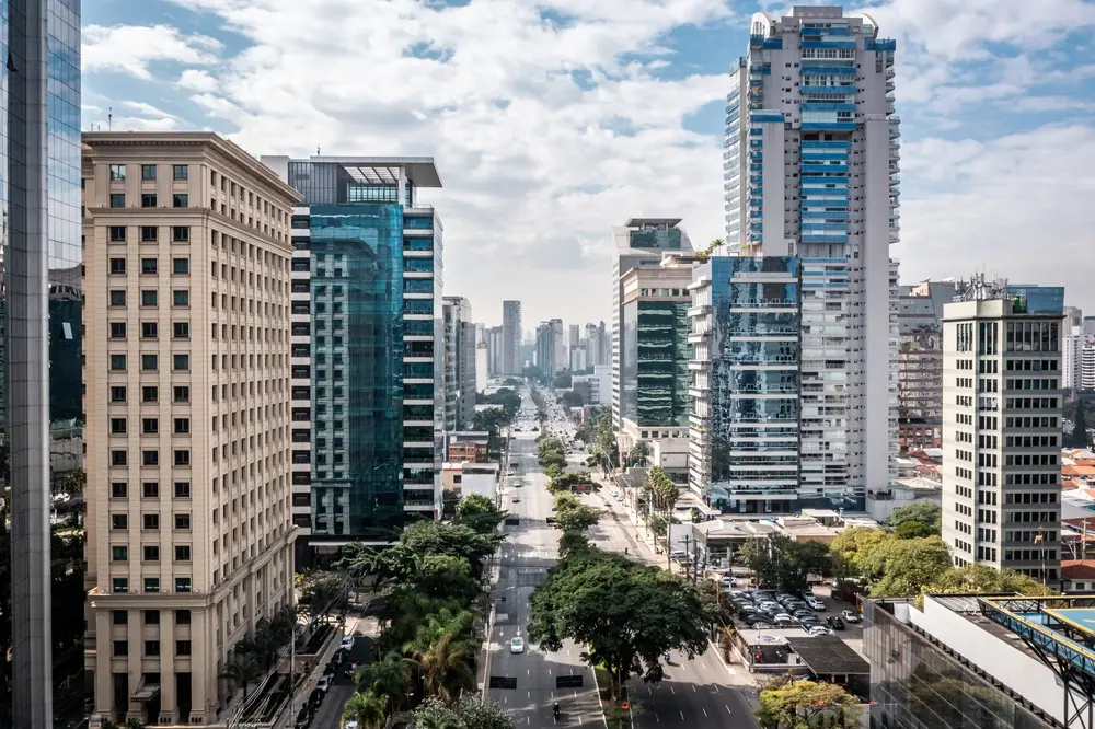 Imagem panorâmica de prédios da Vila Olímpia mostra empreendimentos luxuosos, avenidas e árvores das ruas para ilustrar matéria sobre melhores bairros para morar em SP, custo-benefício