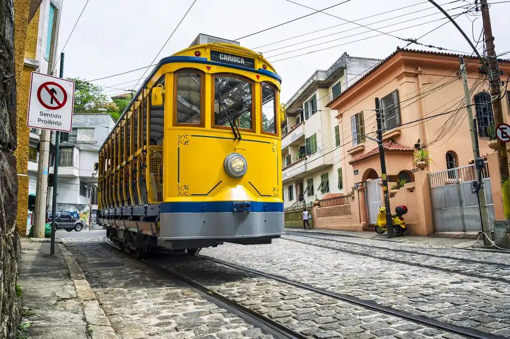 Foto mostra o bonde Santa Teresa circulando pelas ruas do bairro de Santa Teresa, no Rio de Janeiro, para ilustrar matéria sobre os melhores bairros para morar no Rio de Janeiro