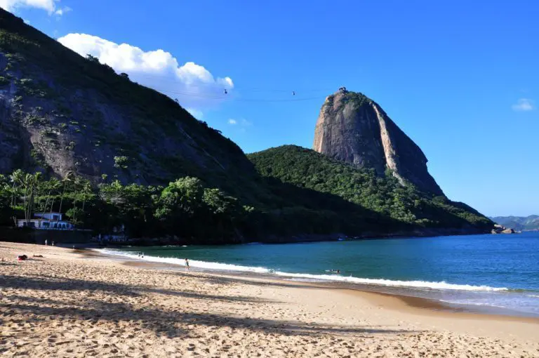 Imagem da Praia Vermelha mostra mar, morros e faixa de areia para ilustrar matéria sobre onde morar no Rio de Janeiro (Foto: Alexandre Macieira | Riotur)
