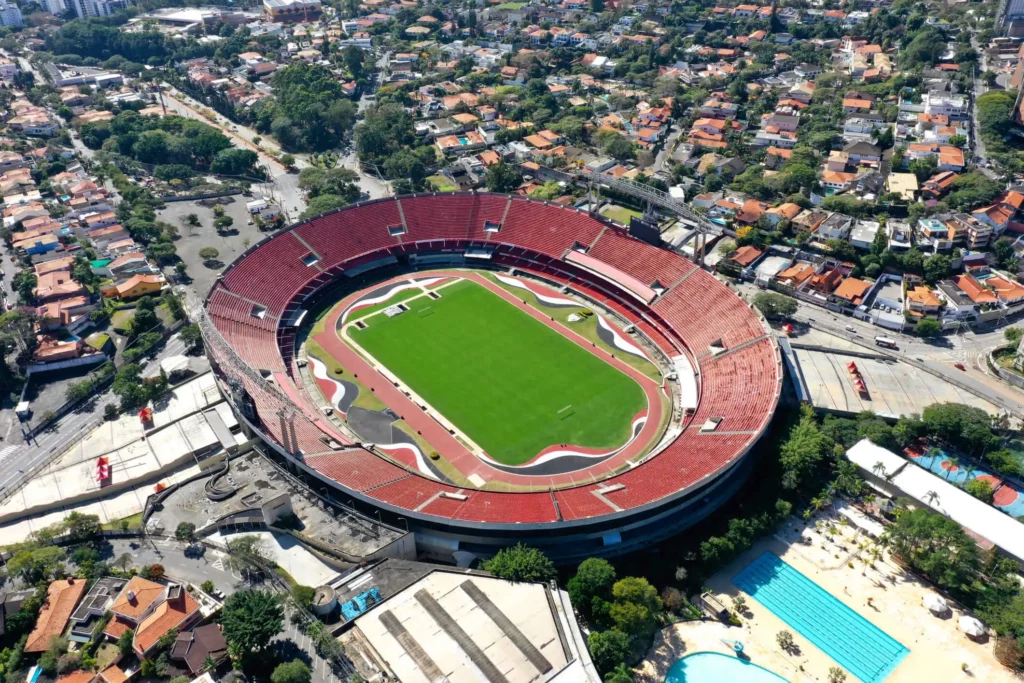 Imagem da vista aérea do estádio Morumbi mostra o campo, arquibancadas e prédios ao redor