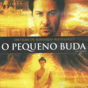 Capa do DVD de O Pequeno Buda com uma grande imagem do rosto de Keanu Reeves sobre uma cena de um homem vestido de Buda sentado de pernas cruzadas, com um fundo brilhante. Os nomes dos atores e o t&iacute;tulo do filme est&atilde;o em destaque.