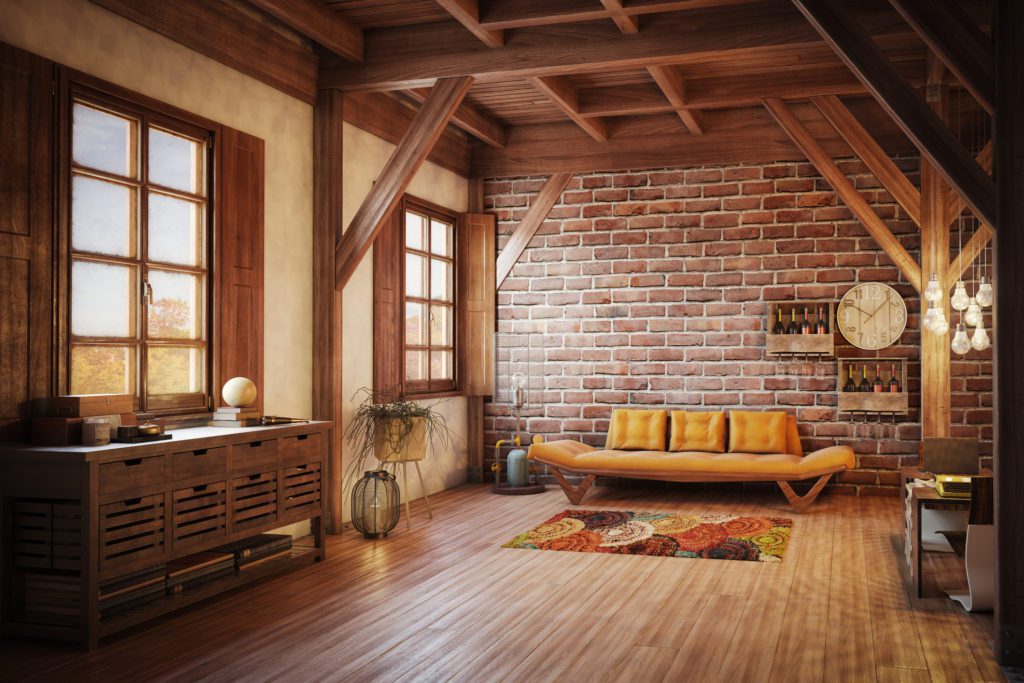 Uma aconchegante sala de estar em estilo loft, inspirada em casas rústicas, com vigas de madeira aparentes, uma parede com detalhes em tijolos, um sofá laranja moderno, um tapete estampado, janelas amplas, um aparador de madeira e um relógio de parede. A luz do sol quente preenche o espaço.