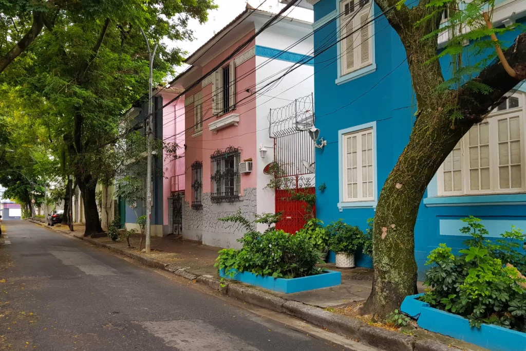 Imagem de uma rua com casas de dois andares para ilustrar matéria sobre averbação de imóvel