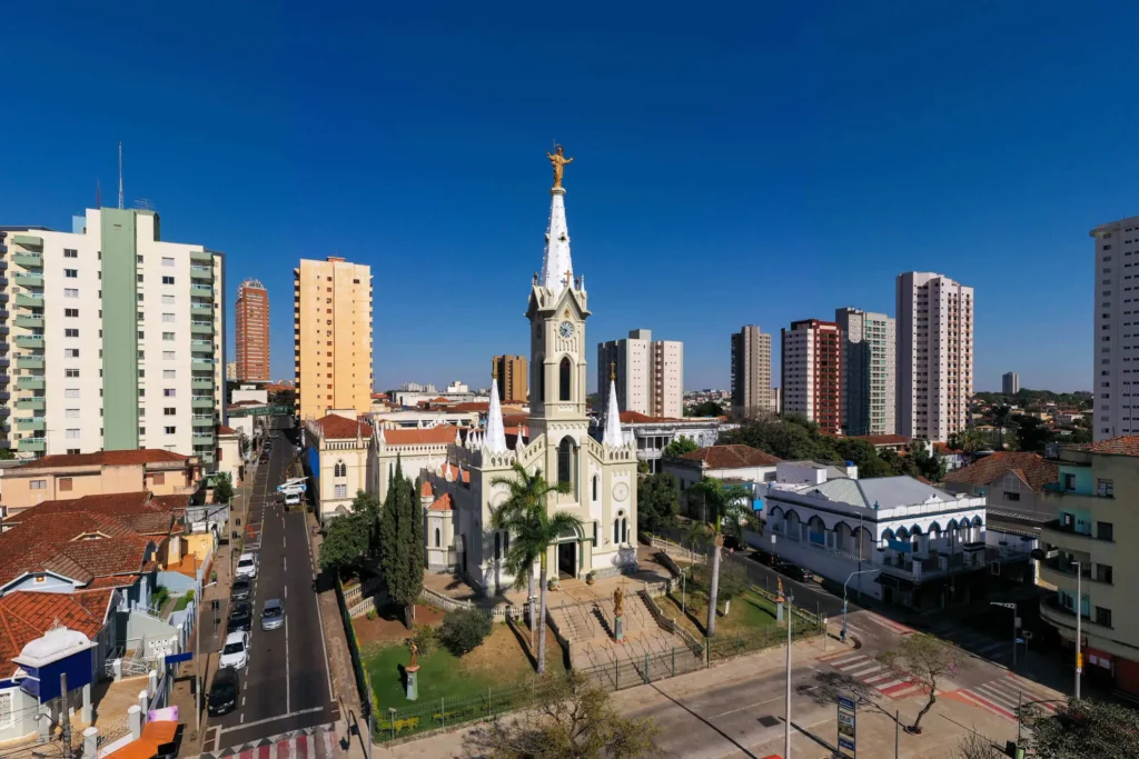 Imagem da vista aérea de Uberaba, em Minas Gerais, mostra a Catedral Sagrado Coração de Jesus, prédios, casas e avenidas do local para ilustrar matéria sobre as cidades mais baratas do Brasil