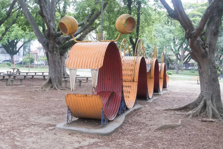 Imagem de uma estrutura laranja no Parque Antônio Fláquer, no airro Vila Alzira, em Santo André