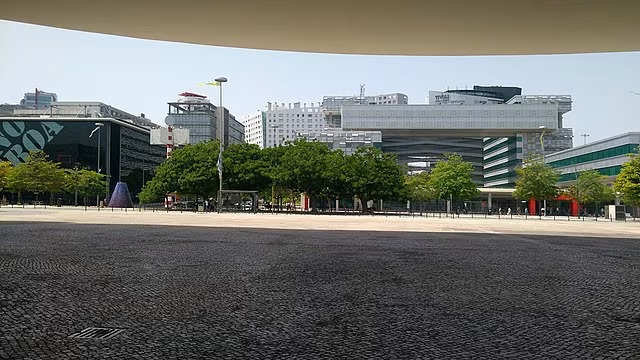 Imagem de uma praça urbana no bairro Parque das Nações, em Santo André, para ilustrar matéria sobre os melhores bairros em Santo André para morar
