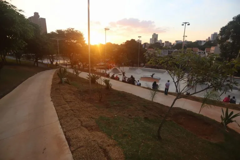 Imagem de uma pista para caminhada com um skatepark ao fundo no Parque Dr. Sérgio Cyrino da Silva, no bairro Vila Valparaíso, em Santo André