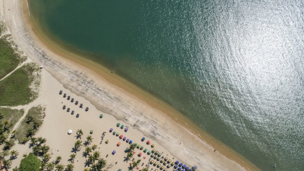 Imagem aérea da praia Curva de Jurema em Vitória, no Espírito Santo