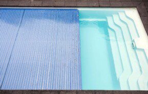 Piscina com cobertura retrátil