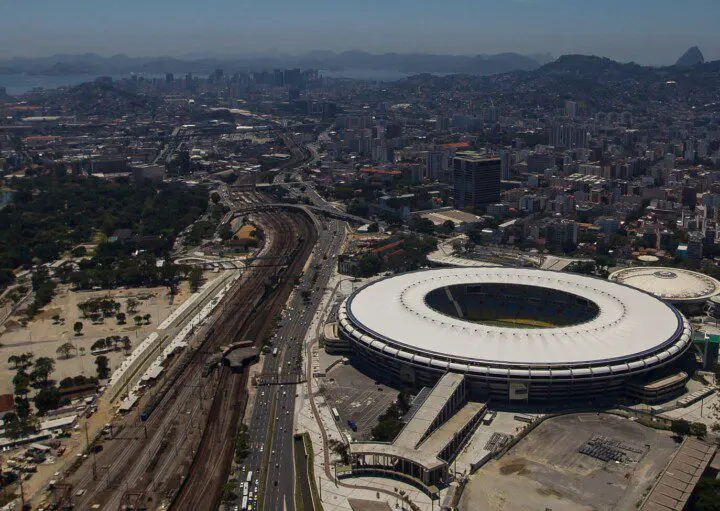 Imagem da vista aérea do bairro Maracanã mostra o estádio, avenidas, vegetação e prédios ao redor para ilustrar matéria sobre os bairros da Zona Norte do RJ