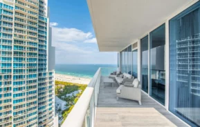 Imagem de um empreendimento de apartamentos construído à beira mar para ilustrar matéria sobre o laudêmio