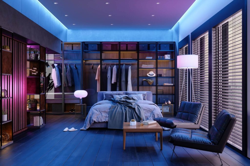 Um quarto moderno em neon com cama de plataforma, closet aberto e elegante e área de estar. Iluminação LED azul e roxa destaca os móveis elegantes, pisos de madeira e janelas amplas com persianas.
