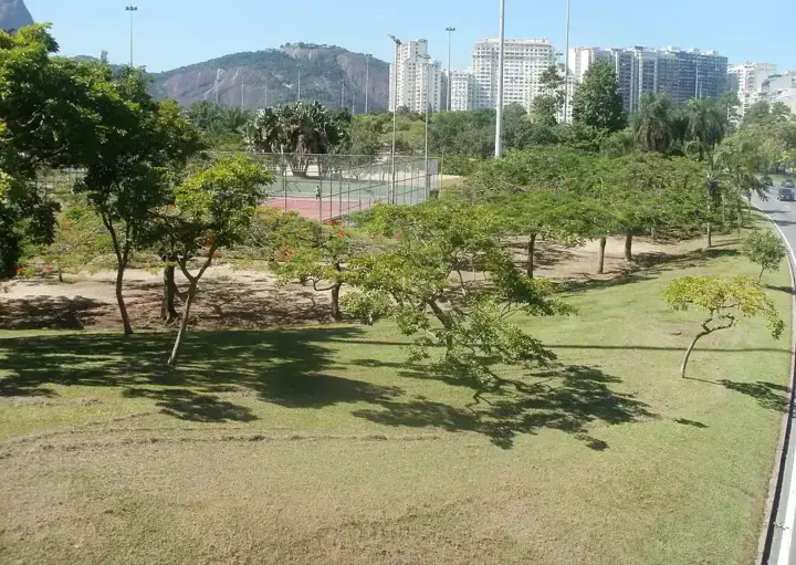 Imagem de uma área verde no Aterro do Flamengo, no RJ, para ilustrar matéria sobre os parques no Rio de Janeiro