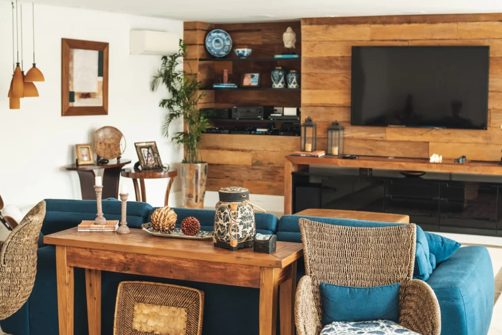 Foto de uma sala decorada com madeira e tons de azul.