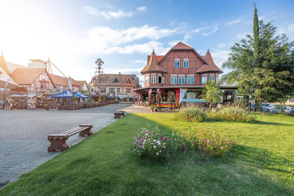 Imagem da vista urbana de Blumenau mostra prédios em estilo europeu colonial e gramado
