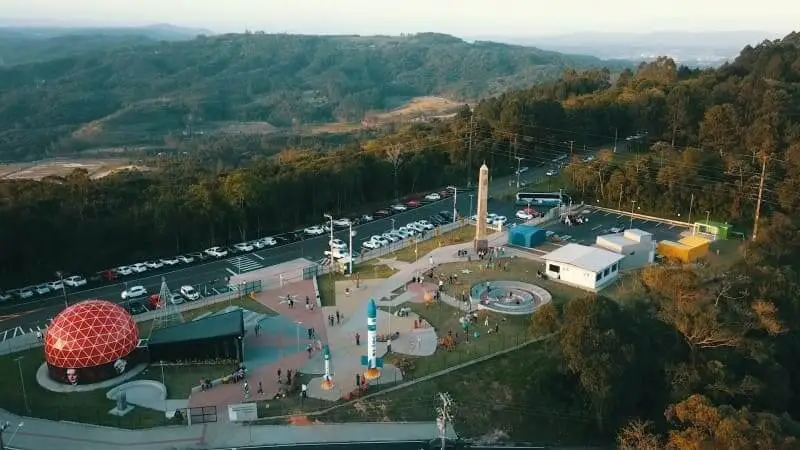 Imagem da vista aérea do Parque Astronômico Albert Einstein, em Criciúma (SC)