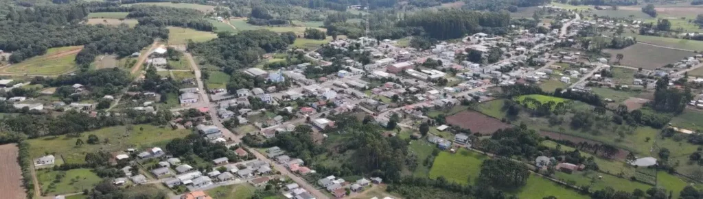 Imagem da vista aérea de Governador Celso Ramos, em Santa Catarina, mostra casas e avenidas cercadas por vegetação para ilustrar matéria sobre as melhores cidades em Santa Catarina para viver