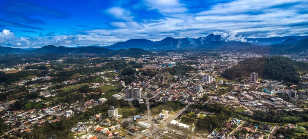 Imagem da vista aérea de Jaraguá do Sul, em Santa Catarina, mostra distribuição geográfica da cidade