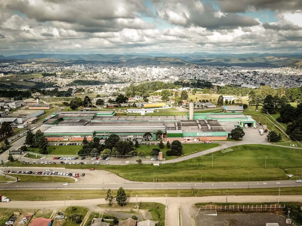 Imagem da vista aérea de Lages, em Santa Catarina, mostra vegetação, avenidas e prédios ao fundo para ilustrar matéria que elenca as melhores cidade de Santa Catarina para morar