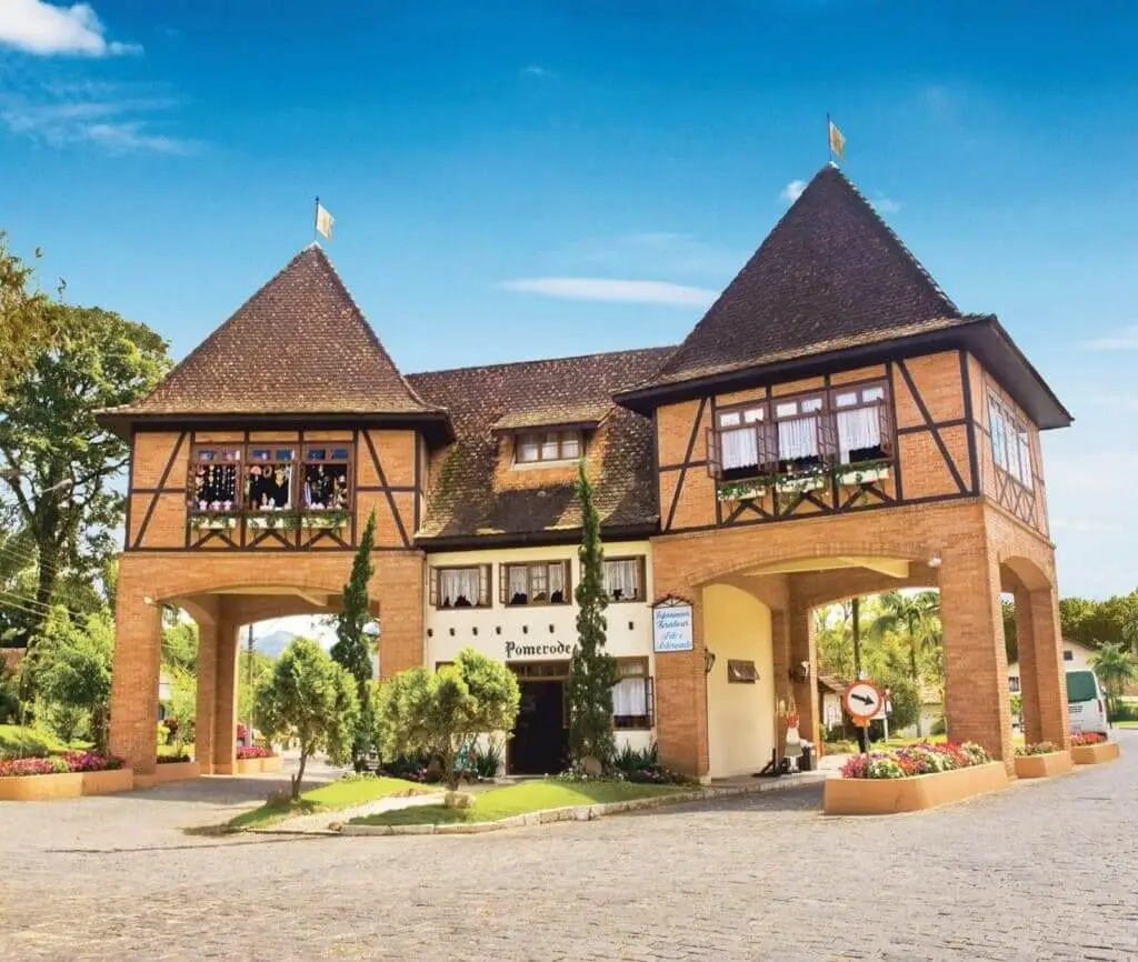 Imagem de construção em estilo alemão na entrada da cidade de Pomerode, em Santa Catarina