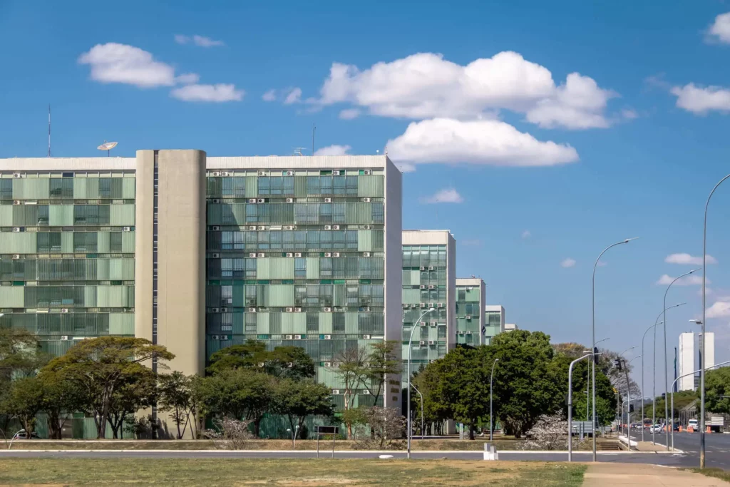 Imagem de prédios que compõem os ministérios na Esplanada dos Ministérios, em Brasília, localizado no Eixo Monumental da cidade