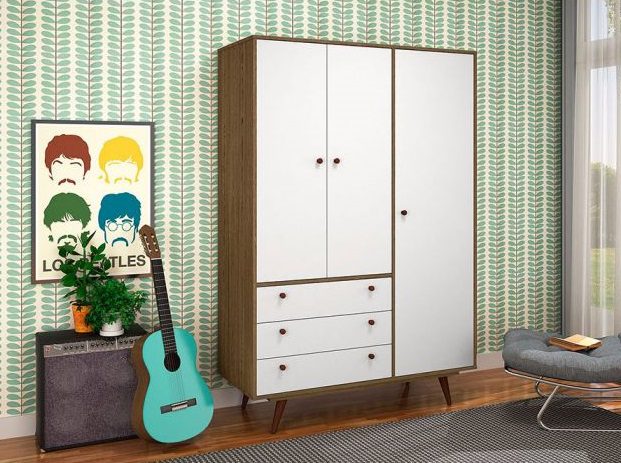 Um quarto em estilo retrô com ideias de guarda-roupas com um guarda-roupa branco e de madeira, uma guitarra azul, uma cadeira cinza, uma planta frondosa em um amplificador e um pôster colorido dos Beatles em um papel de parede verde com estampa de folhas.