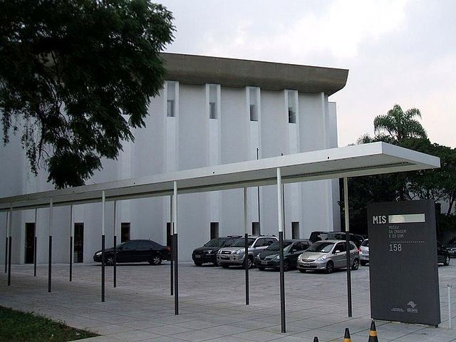 Imagem da fachada externa do Museu da Imagem e do Som de São Paulo para ilustrar matéria sobre museus de arte em São Paulo