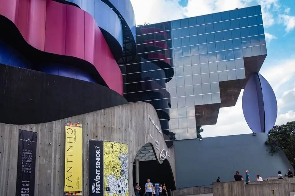 Imagem da fachada externa do Instituto Tomie Ohtake para ilustrar matéria sobre os museus de graça em São Paulo