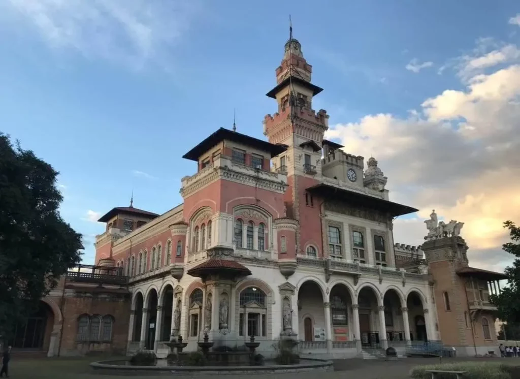 Imagem da fachada externa do Museu Catavento, um dos museus em São Paulo