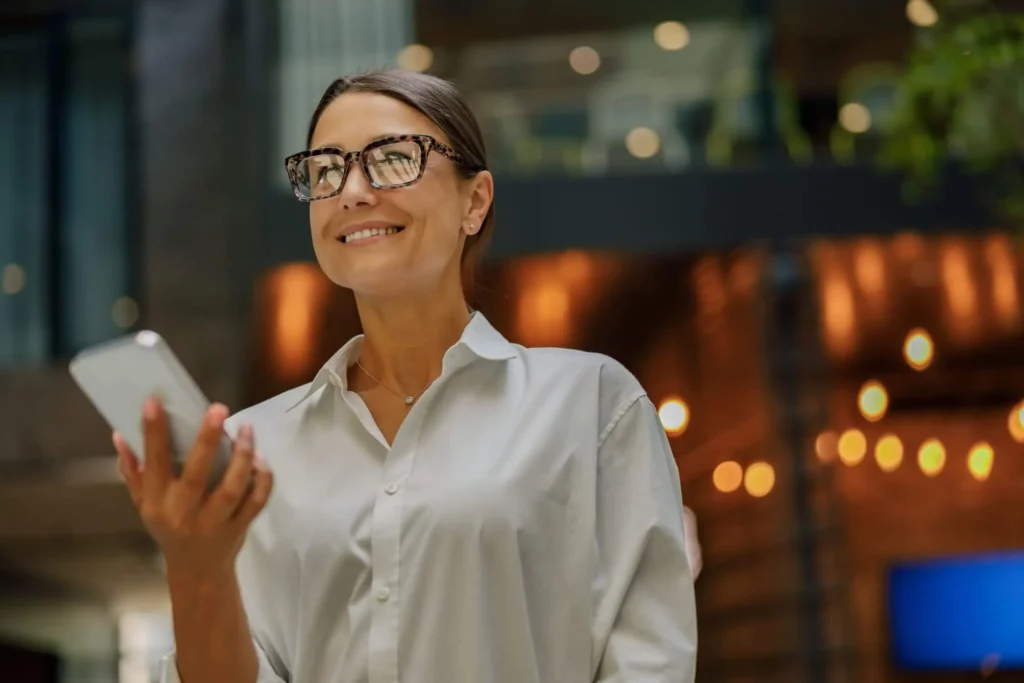 Imagem de uma mulher segurando o celular para ilustrar matéria sobre o que é considerado perturbação do sossego