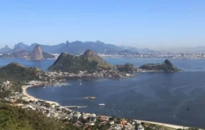 Imagem da vista panorâmica da orla de Niterói para ilustrar matéria sobre o que fazer em Niterói