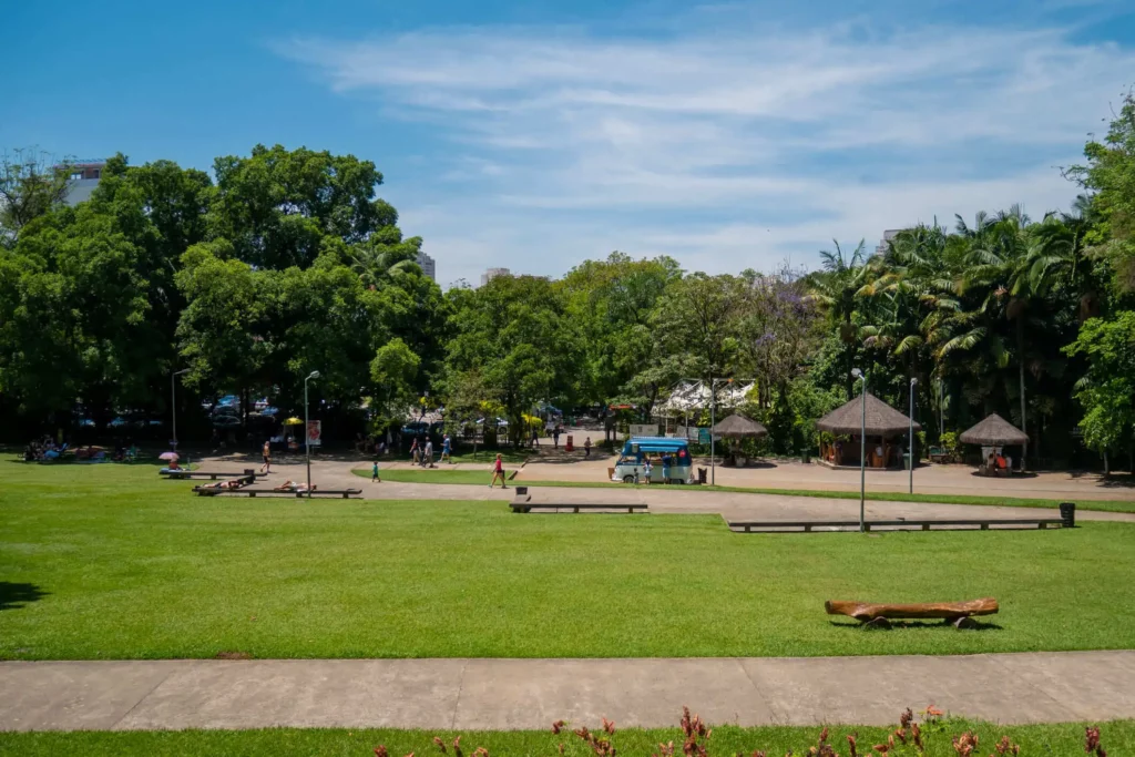 Imagem do gramado, estrutura e árvores do parque Burle Marx, em São Paulo, para ilustrar matéria sobre parque em SP para crianças