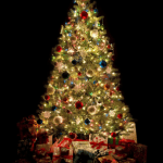 Uma árvore de Natal bem iluminada, decorada com enfeites e luzes coloridas, está cercada por vários presentes embrulhados em um fundo escuro, criando o cenário festivo perfeito para uma celebração de quiz de natal.