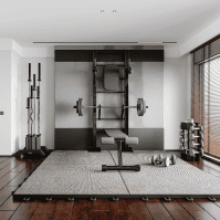 Uma academia moderna em casa com banco de musculação, barra com pesos, kettlebells, halteres em um suporte e tapetes de ioga sobre um tapete de tecido — perfeito para relaxar depois de um quiz de natal festivo —, localizada em um piso de madeira ao lado de grandes janelas com persianas.