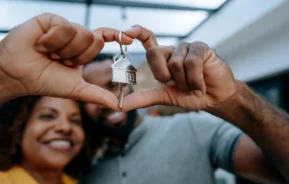 Casal conquistou a casa dos sonhos.