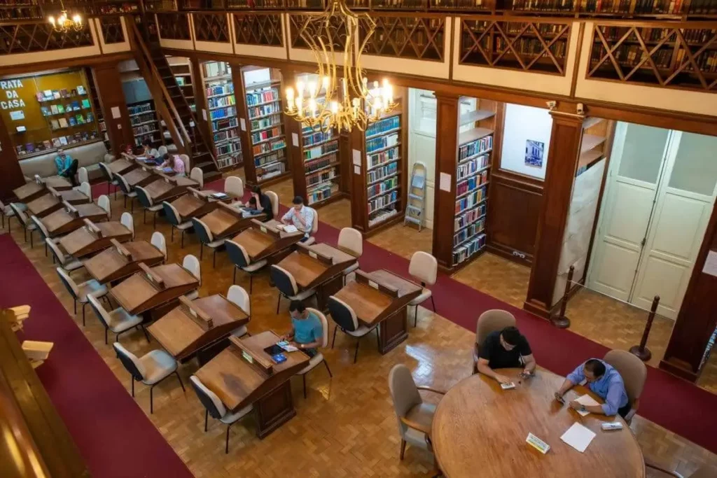 Imagem de estudantes concentrados na biblioteca da UFRJ para ilustrar matéria sobre as faculdades do Rio de Janeiro