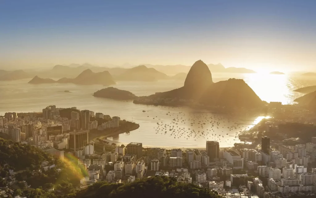 Imagem do Pão de Açúcar e Baía de Guanabara ao nascer do sol para ilustrar matéria sobre as faculdades do RJ