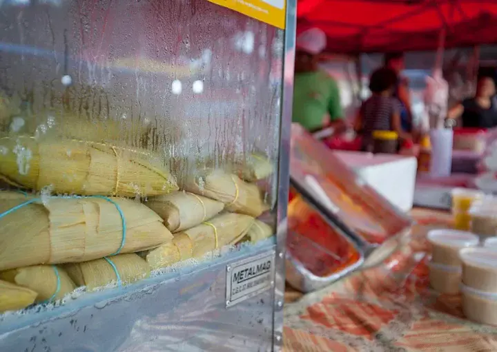 Imagem de pamonhas e outras comidas típicas expostas na Feira da Lua, em Goiânia, para ilustrar matéria sobre o que fazer em Goiânia
