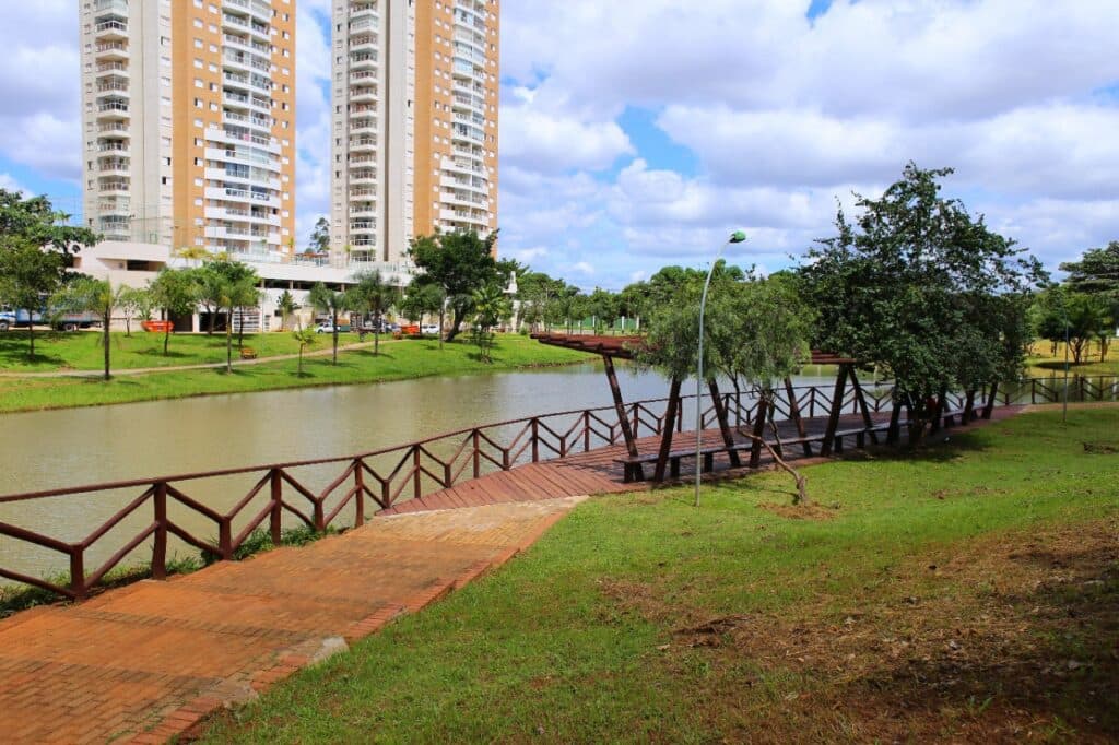 Imagem de lago e vegetação do Parque Cascavel, em Goiânia. Foto: Jackson Rodrigues, disponível no site da Prefeitura de Goiânia