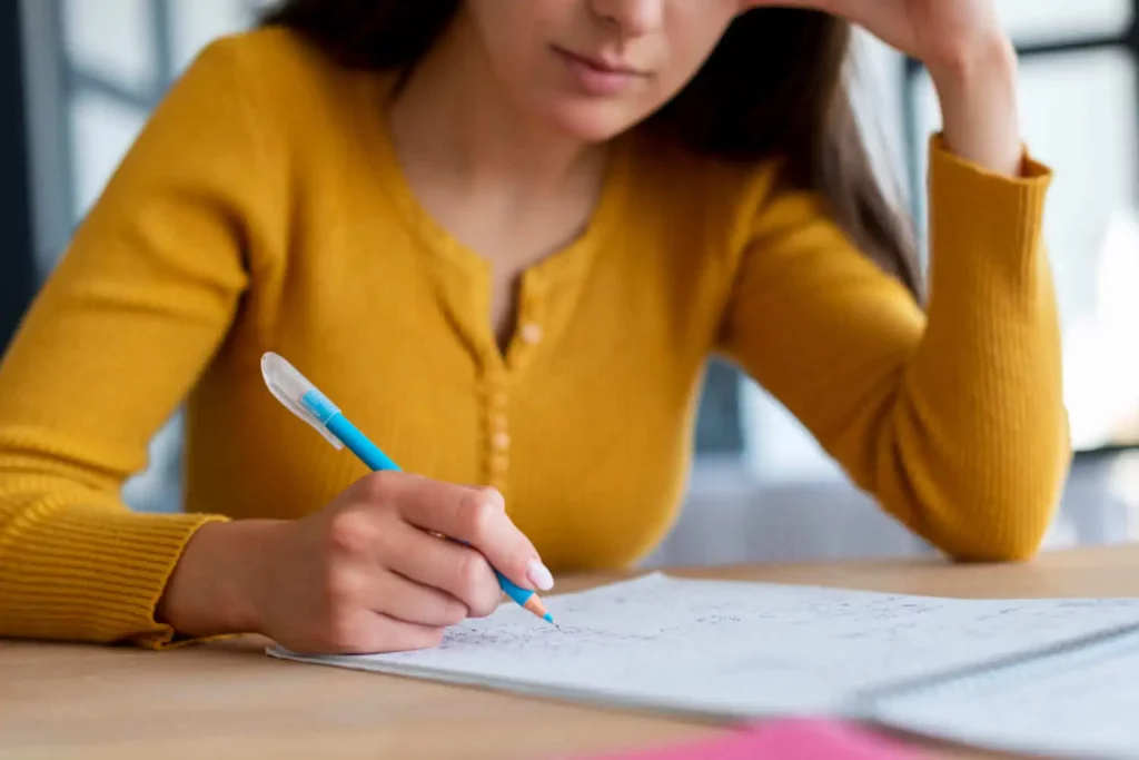 Imagem de uma mulher fazendo uma prova para ilustrar matéria sobre qual é a melhor faculdade do RJ